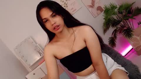 MOMIKHEM online show from September 2025 07:01:02 AM