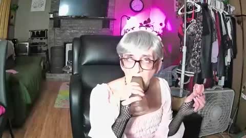 Snapshot of mommamadesissy chatting on March 2026 07:41:01 PM Bink online show from March 2026 07:41:01 PM