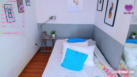 Snapshot of mommyissuess_ chatting on January 2025 08:13:02 PM Daphne  online show from January 2025 08:13:02 PM