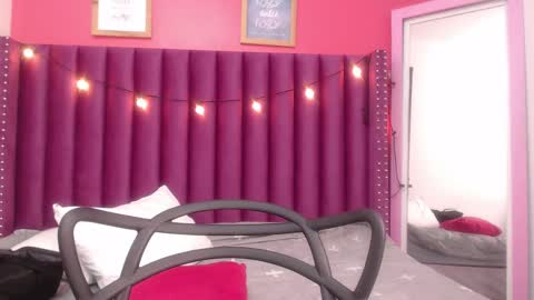 Snapshot of mommyissuess_ chatting on February 2025 09:42:02 AM Daphne  online show from February 2025 09:42:02 AM