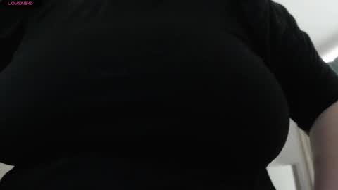 Snapshot of mommyissuess_ chatting on October 2025 07:14:01 PM Daphne  online show from October 2025 07:14:01 PM