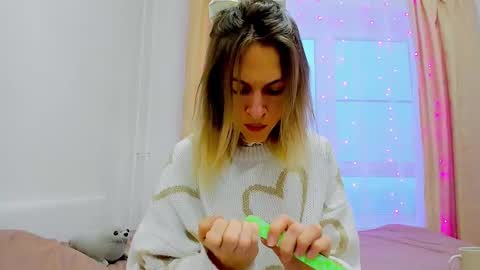 Snapshot of mona_cruz chatting on December 2024 05:51:01 AM Mona online show from December 2024 05:51:01 AM