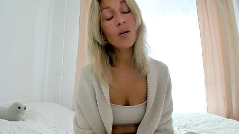 Snapshot of mona_cruz chatting on September 2025 07:19:01 AM Mona online show from September 2025 07:19:01 AM