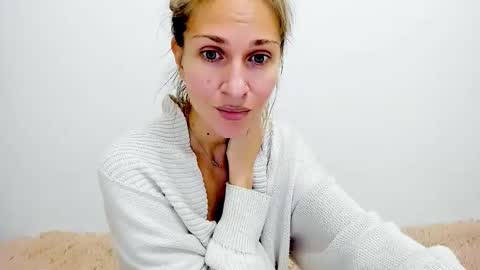 Snapshot of mona_cruz chatting on October 2025 03:11:01 PM Mona online show from October 2025 03:11:01 PM