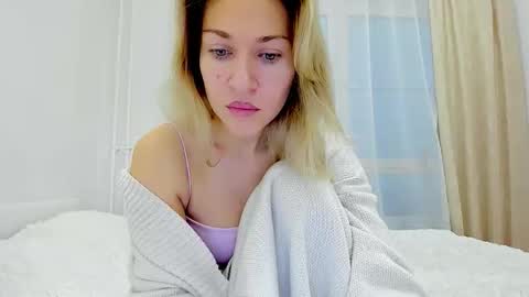 Snapshot of mona_cruz chatting on December 2025 05:27:02 AM Mona online show from December 2025 05:27:02 AM