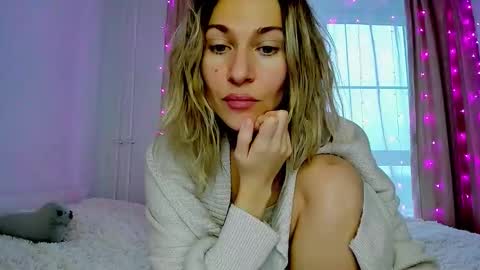 Snapshot of mona_cruz chatting on December 2025 07:47:02 AM Mona online show from December 2025 07:47:02 AM