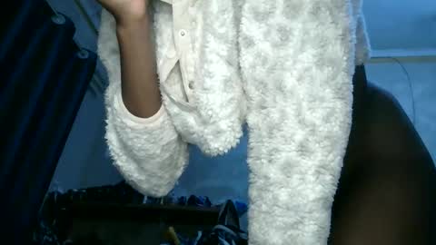 Snapshot of monah_ebony chatting on December 2025 04:06:01 AM mona online show from December 2025 04:06:01 AM