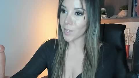 Monilee online show from October 2025 07:32:01 AM