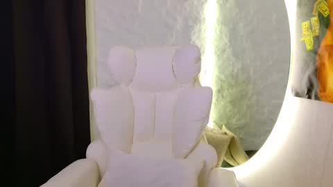 Snapshot of monique_a chatting on November 2025 05:40:02 AM Ask me online show from November 2025 05:40:02 AM