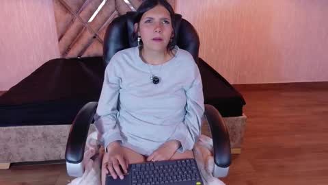 Snapshot of moon21_ chatting on November 2025 03:23:01 PM Moon online show from November 2025 03:23:01 PM