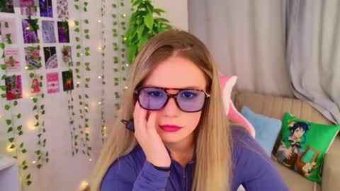 Snapshot of moon__bunny chatting on September 2025 12:32:02 PM Moon Bunny online show from September 2025 12:32:02 PM