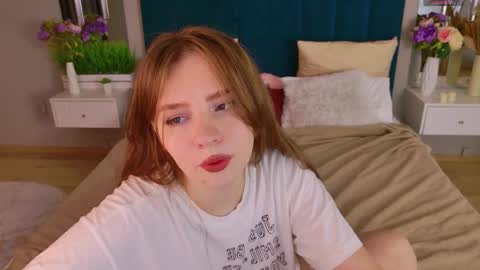 Snapshot of moon__bunny chatting on December 2025 05:32:01 PM Moon Bunny online show from December 2025 05:32:01 PM