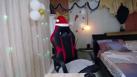 moon_and_fire_ online show from December 2025 04:44:02 AM