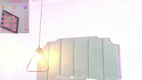 Snapshot of moon_blue95 chatting on April 2026 12:17:01 AM Moon online show from April 2026 12:17:01 AM