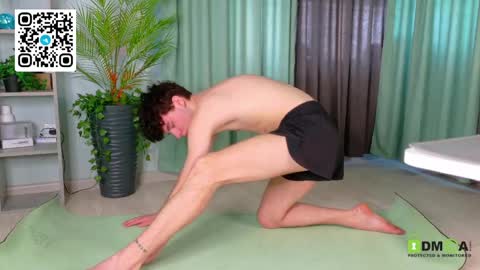 moon_gloww online show from April 2026 03:31:01 AM