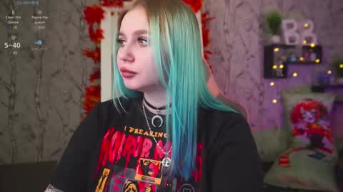 Snapshot of moon_valkyriie chatting on September 2025 08:19:01 AM Emilia online show from September 2025 08:19:01 AM