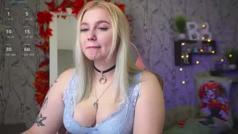 Snapshot of moon_valkyriie chatting on October 2025 08:55:01 AM Emilia online show from October 2025 08:55:01 AM