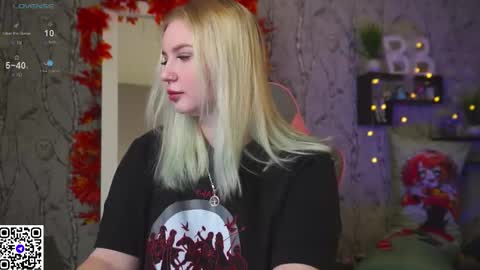 Snapshot of moon_valkyriie chatting on October 2025 09:30:01 AM Emilia online show from October 2025 09:30:01 AM