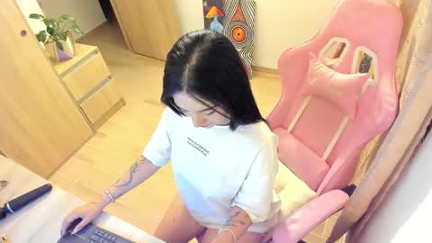 Snapshot of moon_wills chatting on December 2025 03:04:01 AM MOON online show from December 2025 03:04:01 AM