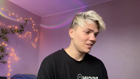 Snapshot of moonflamek chatting on December 2025 02:02:02 PM moonflamek online show from December 2025 02:02:02 PM