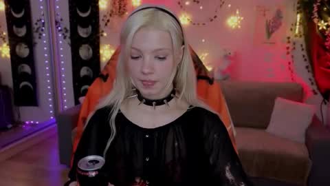 Mia   online show from October 2025 08:58:01 PM