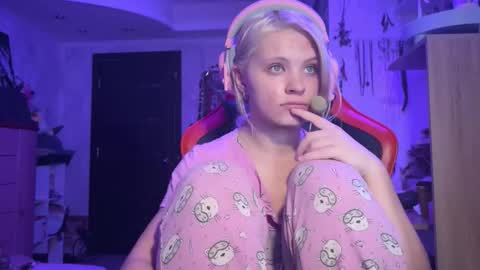 Snapshot of moonlight_mia chatting on November 2025 11:04:02 PM Mia online show from November 2025 11:04:02 PM