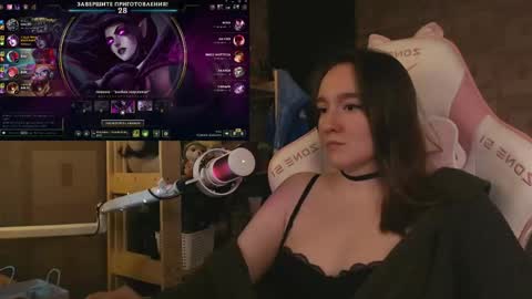Snapshot of moonlish_siren chatting on May 2026 09:38:01 PM Katrin online show from May 2026 09:38:01 PM