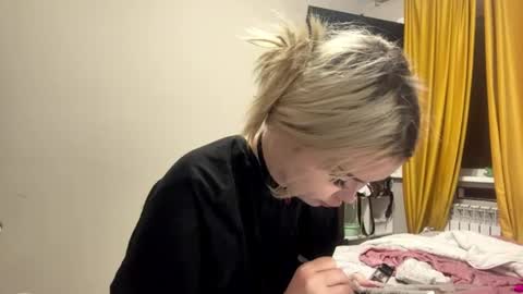 Snapshot of moonluvv3 chatting on July 2026 04:02:02 PM Lyn online show from July 2026 04:02:02 PM