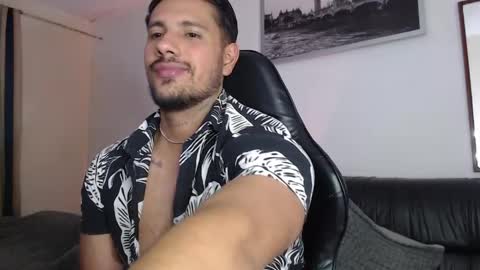 Snapshot of mr_real_aaron chatting on June 2026 06:28:01 AM AARON online show from June 2026 06:28:01 AM