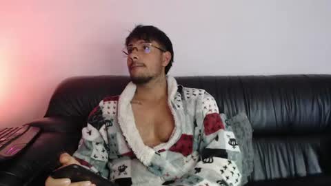 Snapshot of mr_real_aaron chatting on June 2026 09:04:02 AM AARON online show from June 2026 09:04:02 AM