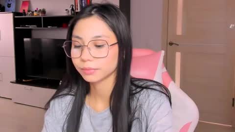 Snapshot of ms_emily_ chatting on June 2026 11:33:01 AM ms_emily_ online show from June 2026 11:33:01 AM