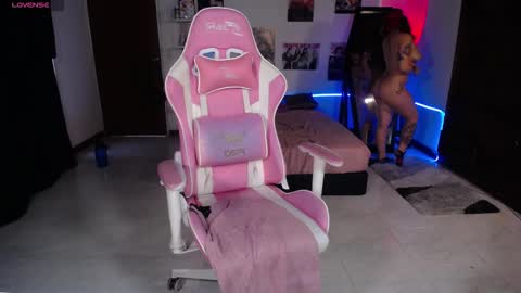 Manuela3 online show from October 2025 07:40:01 PM