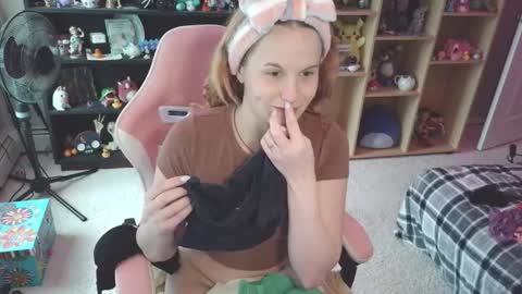 Snapshot of msmallow chatting on December 2025 06:25:02 PM Mallow online show from December 2025 06:25:02 PM