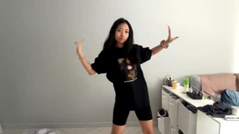 Mia online show from March 2026 05:44:01 AM