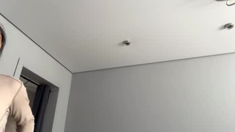 Mia online show from March 2026 01:43:02 AM