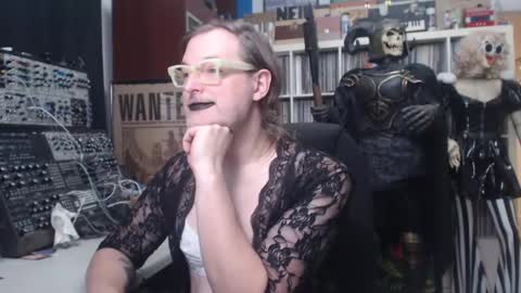 Muziknerd online show from November 2025 01:04:02 AM