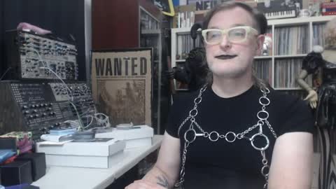 Snapshot of muziknerd chatting on May 2026 03:47:01 AM Muziknerd online show from May 2026 03:47:01 AM