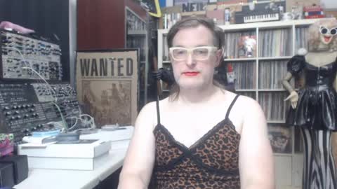 Snapshot of muziknerd chatting on May 2026 06:11:01 AM Muziknerd online show from May 2026 06:11:01 AM