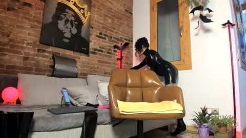 Lola online show from October 2025 10:10:01 PM