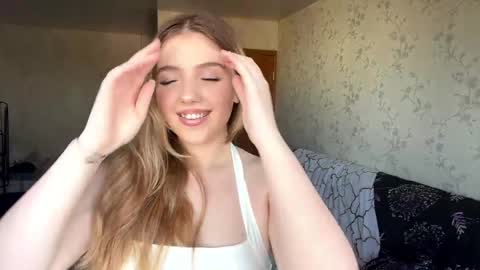 Snapshot of mysticmew chatting on April 2026 06:25:01 AM Anna online show from April 2026 06:25:01 AM