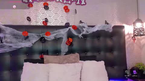 naiaramasson_ online show from October 2025 12:04:02 PM