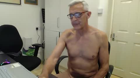 nakedcarpenteruk online show from June 2026 06:59:01 AM
