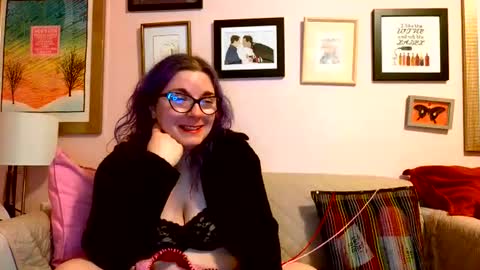 Snapshot of nakedcrafts chatting on February 2025 06:04:01 AM Lizzy online show from February 2025 06:04:01 AM