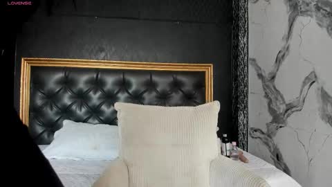 Snapshot of naomifrost chatting on November 2025 01:47:02 PM Naomi Frost online show from November 2025 01:47:02 PM