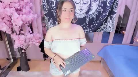 Snapshot of naomii_star chatting on December 2025 09:19:02 PM online show from December 2025 09:19:02 PM