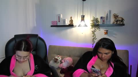 Snapshot of naomy_hot04 chatting on May 2026 09:06:01 AM naomy online show from May 2026 09:06:01 AM
