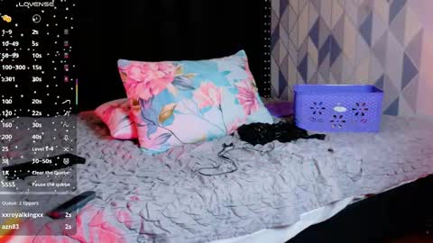 Gwen  online show from October 2025 07:44:01 PM