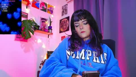 Snapshot of naughty_em_17 chatting on January 2025 05:00:01 AM Em please help me reach 100 thumbs up 3 online show from January 2025 05:00:01 AM