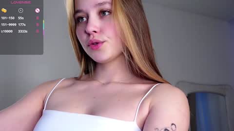 Snapshot of neldaaskins chatting on February 2025 01:56:01 AM Lana online show from February 2025 01:56:01 AM