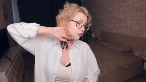 Snapshot of nelly_gloss chatting on June 2026 07:39:01 AM nelly_gloss online show from June 2026 07:39:01 AM